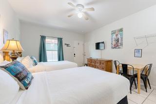 Wasser Lodge #104 - River St. - New Braunfels - 1