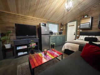 Cozy Cabana with Large Private Outdoor Hot Tub - 6