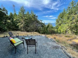 Oceanview Guest Suite with Large 2 Person Soaker Tub - 1