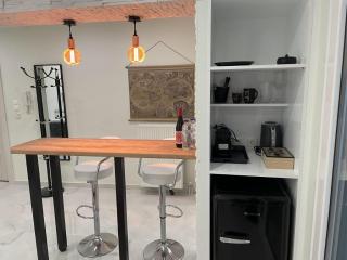 Private Jacuzzi Oasis - 2 min to Metro & Acropolis - 5