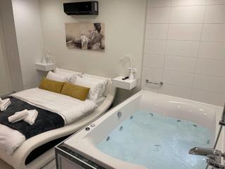 Romantic Jacuzzi&Spa Residence - 0