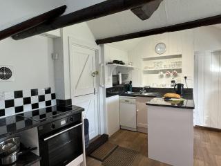 Greenswood Cottage - Cosy cottage, rural location, beautiful landscaped gardens with pond and lake - 1