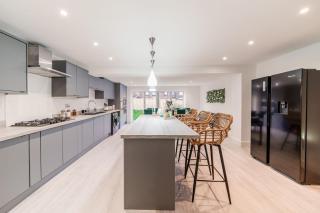 Large 6-Bed house, Free Parking & Motorway Access - 9
