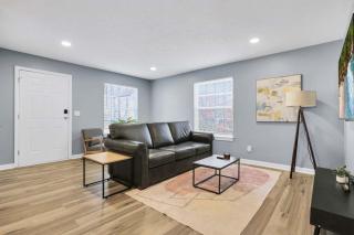 Charming 3-Bedroom Oasis Near Airport - Columbus - 5