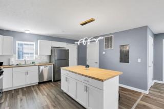 Charming 3-Bedroom Oasis Near Airport - Columbus - 2