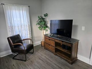 Spacious in the heart of it all - 8