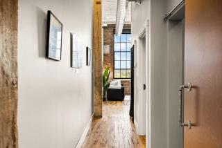 The Urban Loft - Stylish Industrial Living - Peoria - 7