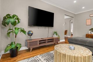 The Midcentury Cottage - Spacious 2BD with KING bed - Peoria - 5