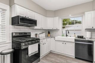 The Midcentury Cottage - Spacious 2BD with KING bed - Peoria - 2