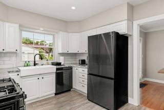 The Midcentury Cottage - Spacious 2BD with KING bed - 1