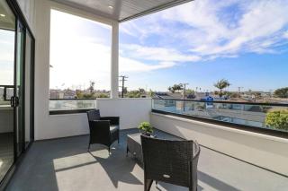 470A Modern Paradise - walk to beach- sleeps 10 - 1