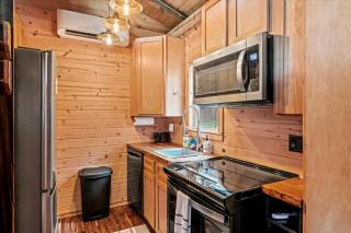 The Ritz Carlton of Tiny Cabins with Hot Tub - Elf - 5