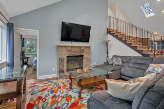 4BR Retreat with Hot Tub and Resort Style Amenities - 7