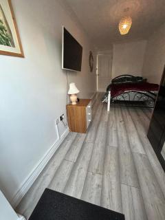 Sariyu space studio flat with own bathroom and Kichen - Rainham - 1