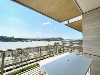 luxury apartment with a beautiful view of the Danube, free spa - wellness and car parking in the center of the city - Budapest - 0