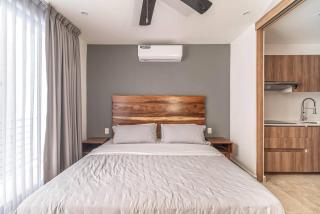 King Studio with Private Balcony, Rooftop Pool, Gym - 2