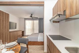 King Studio with Private Balcony, Rooftop Pool, Gym - 1
