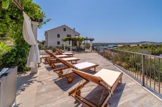 Villa Julia with heated pool, ideal for large groups - Milna - 7