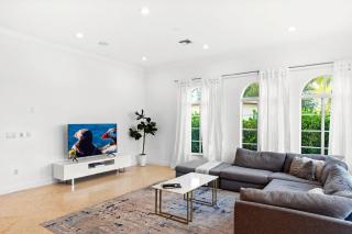 Luxurious 5BR and 3BA Lakefront Villa near Beach - Hollywood - 6