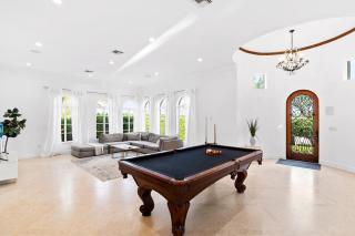 Luxurious 5BR and 3BA Lakefront Villa near Beach - 5