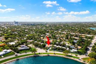 Luxurious 5BR and 3BA Lakefront Villa near Beach - Hollywood - 4