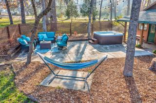 Log Cabin sleeps 20 with hot tub, EV Charger, firepit - Ahwahnee - 7