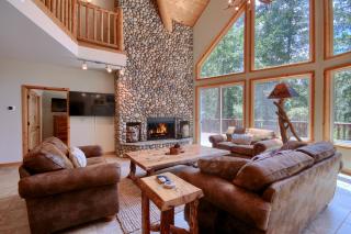 Rivercrest Lodge with Hot Tub-Pool Table-Firepit - North Wawona - 5