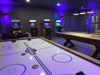 Yosemite Country House sleeps 20 w/ hot tub, firepit, bonus studio - Oakhurst - 7