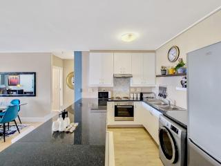 Central, secure, family home with pool and gym! - Kaapstad - 7