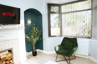 3bedrooms Stylish Home with Free Parking & Hot Tub - 4