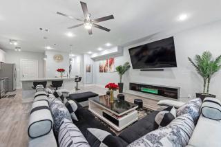 Spacious Modern Townhome w Indoor Court, King Beds & Huge TVs! - 5