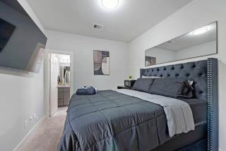 Spacious Modern Townhome w Indoor Court, King Beds & Huge TVs! - Houston - 1