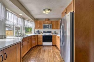 Bo360 Valley Farmhouse with Hot Tub - 3