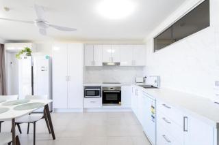 Waterfront 3 bedroom APT at Surfers Paradise - 2