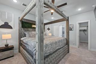 Modern 2024 Townhome with Indoor Hoops Huge TVs and Gray Chic Design - Houston - 5