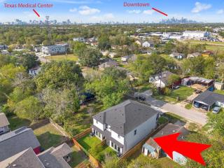 Modern 2024 Townhome with Indoor Hoops Huge TVs and Gray Chic Design - Houston - 2