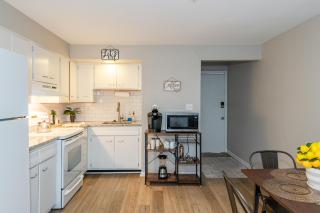 Midcentury Modern 2br Comfort Near The Greene! - 2