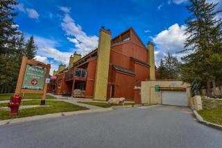 Horsethief Lodge by StayIn - 2