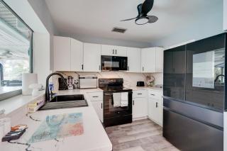 Less Than 1 Mi to Beach Canal-Front Cape Coral Escape! - 2