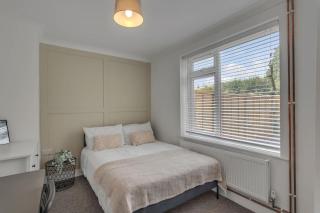 4-Bed 3-Bath Near UEA - - 5
