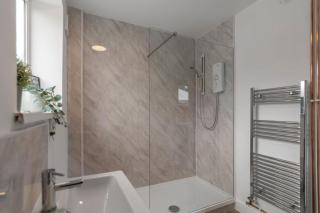 4-Bed 3-Bath Near UEA - - 8