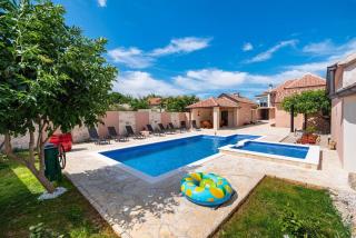 MY DALMATIA - Holiday home Lana with private heated pool and sauna - Perušić Benkovački - 8