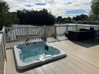 Tattershall Lakes Mini Breaks - Fishing Lake Two - Lincoln - 1
