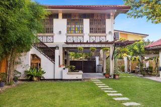 Cozy Las Pinas Haven with Big Garden, Pet Friendly - Near Super Market and the Airport - Manila - 0