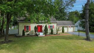 Charming Home near I-87 JCT - Queensbury - 8