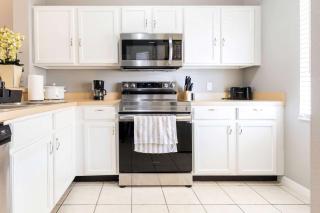 3BR Family Townhome Steps from Theme Parks Sleeps 6 - 8