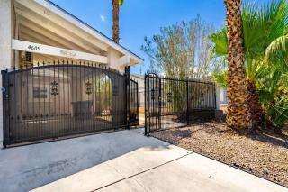 Pool House Near Chinatown Vegas WIFl-Sleeps 9 - 1