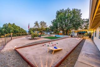 Stunning views with pool, spa, gold panning, firepit, game court and BBQ - 8