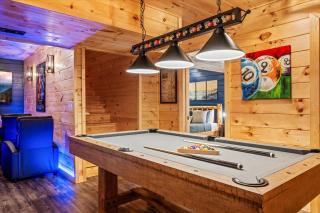4 BD Luxury Cabin-Pool Table-Arcade-Hot Tub-Fire Pit-Coffee Bar-S'mores Bars - 0