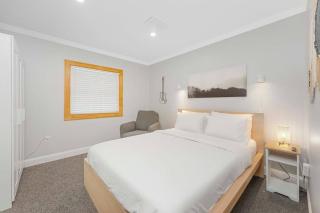 Plush 2 Bed Getaway With 100 Inch Projector & Sectional - 7